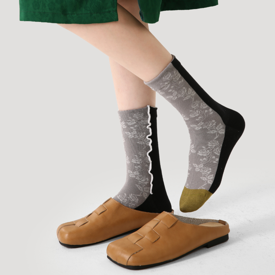 Women's Dual-Tone Ruffle Edge Socks